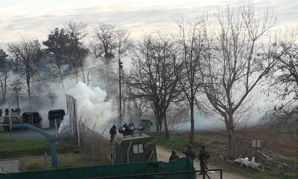 Έβρος: Ένστολος Τούρκος πετά χημικά από τον φράχτη - Νέο βίντεο ντοκουμέντο